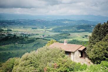 별장 Scenic Farmhouse In Paciano With Shared Pool