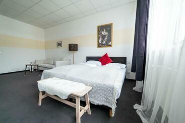 Full House Hotel Nürnberg   Shared Bath & Kitchen