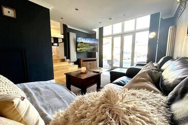 اقامتگاه Cosy And Quirky House In The Heart Of Bakewell