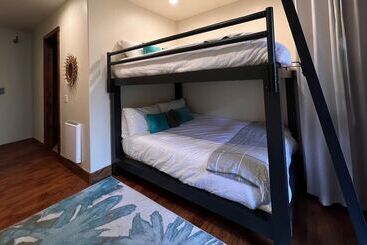 별장 Fairway Ski And Golf Retreat By Avantstay Blocks From The Ski Lift! Beautiful Views W/ Hot Tub