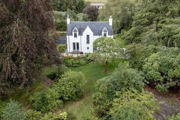 إقامة Captivating 4 Bed House In Killin