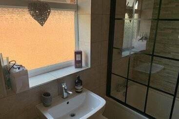 اقامتگاه Impeccable Bungalow In Fair Oak, Hampshire