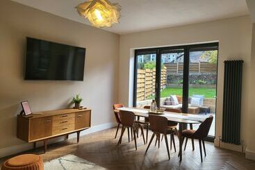 اقامتگاه Remarkable 4 Bed House In Sheffield