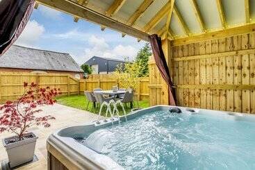 Toppesfield Hall Luxury Cottage With Hot Tub
