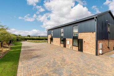 Buck Cottage, Disabled Adapted 3 Bed Hot Tub Pets