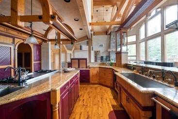 별장 Cherry Ridge By Avantstay Incredible Mountain Mansion W/ Game Room, Hot Tub & Views!!