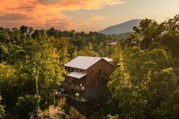 Сельский дом Copperhead By Avantstay Treetop Haven W/ Indoor Pool, Home Theatre & Game Room!!