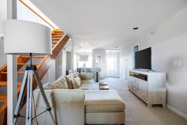 茅舍 Lighthouse By Avantstay Beachfront View Home W/ Pool Table & Ping Pong