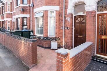 住所  Contractor 4 Bed House In Coventry