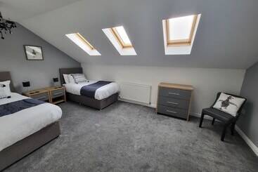 إقامة Immaculate 7 Bed House In Ashton Under Lyne, Ol7