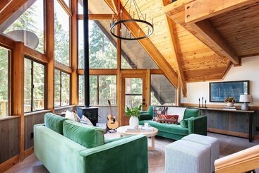 Сельский дом Timberline By Avantstay Stunning Chalet Cabin W/ Hot Tub, Pool Table & Home Theater!