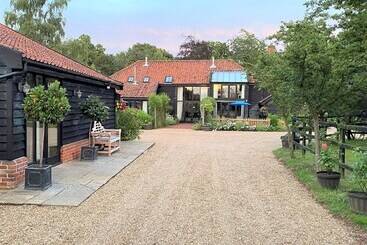 茅舍 Brundish, Suffolk Large 4 Bed Barn Stunning!