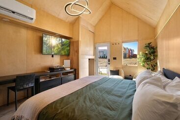 פנסיון Bunkies The Cut