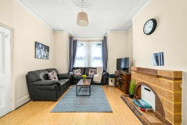 住所  Homely 4 Bedroom Home With 2 Baths & Free Parking