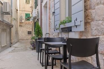 تختخواب و صبحانه Heritage Rooms Split Olympic Dream