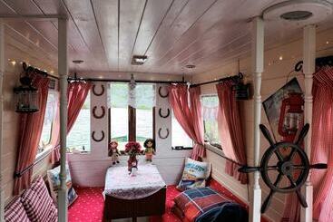 Pretty & Cosy Boat In Stunning Valley View, Wales