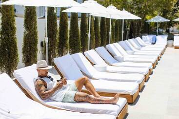 فندق The St Laurent Social Club & Guest Rooms