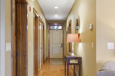 بيت ريفى Taneycomo Retreat   Lakefront Condo