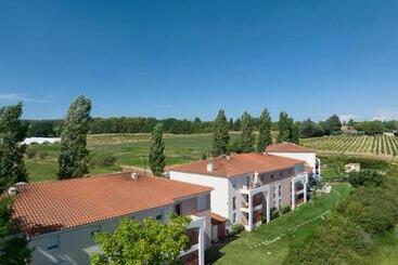 هتل آپارتمان Garden & City Aix En Provence  Puyricard