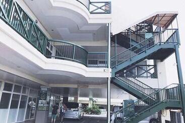 בית מלון כפרי El Sol Town Okinawa