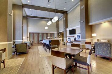 هتل Hampton Inn & Suites Milwaukee West
