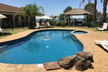 מוטל Capricorn Motor Inn