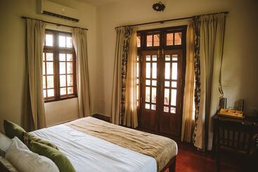 一軒屋 Quiet By The River