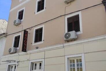 住宿加早餐  Pula Center Rooms