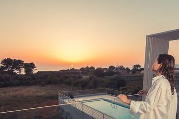 هتل آپارتمان Io Luxury Pool & Hot Tub Suites