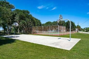 بيت ريفى Tin Shed Revival Cabin