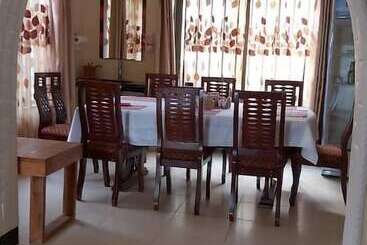 تختخواب و صبحانه Molo Meru