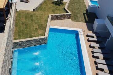 בית מלון כפרי Amounda Bay