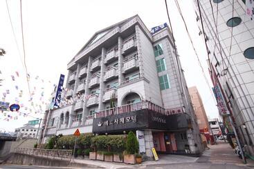 מוטל Jinju Versace