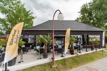 فندق Waterfront Lodge