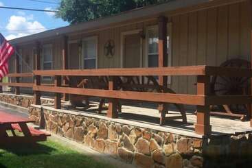 모텔 Maven S Inn & Grill