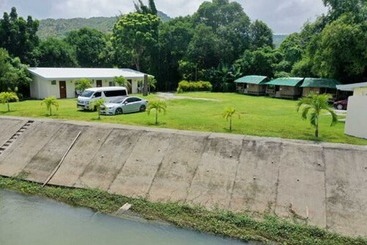 별장 Monty S Riverside View Resort By Cocotel