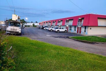 모텔 Clover Inn & Suites