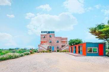 Hwaseong Badateuriyagi Pension