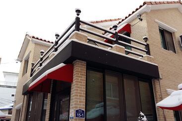 פנסיון Jeonju Poet & Zzamong Guesthouse