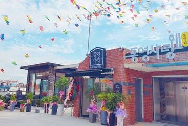 Пансион Tongyeong Sarang Hostel