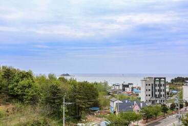 Sokcho White Light House Pension