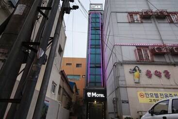 汽车旅馆  Gimje Ann