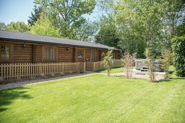 بيت ريفى Oak Lodge With Hot Tub, Kingfishers