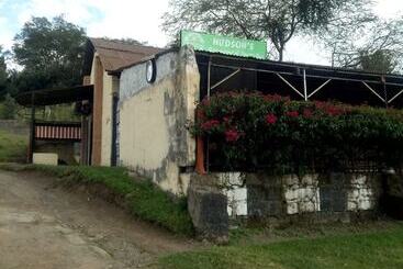 בית מלון כפרי Hudson S Sports Bar And Restaurant