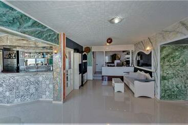 Пансион Magnificent View Nice Double Room With Shared Pool And Ac