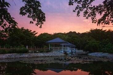 Отель Hiraya Wellness Resort And Ecopark