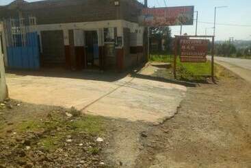 膳宿费 Freetown Bar And Restaurant