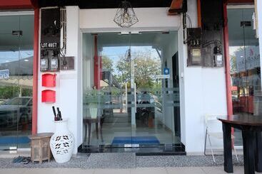 Spot On 89992 Hotel Azra