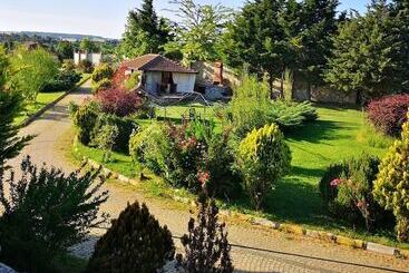 تختخواب و صبحانه Haznedar Bungalow
