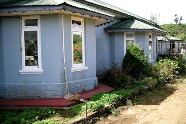 민박 Old English Colonial Bungalow